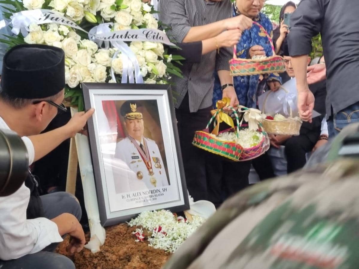 Pemakaman Gubernur Sumsel 2008-2018 Alex Noerdin di Pemakaman Keluarga Kebun Bunga Palembang