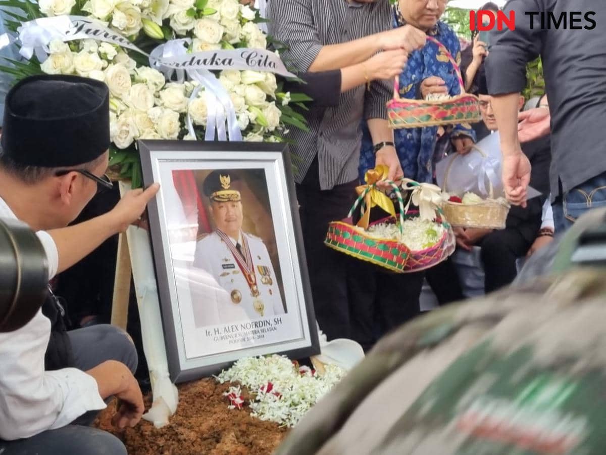 Ribuan Pelayat Padati Pemakaman Alex Noerdin di Palembang