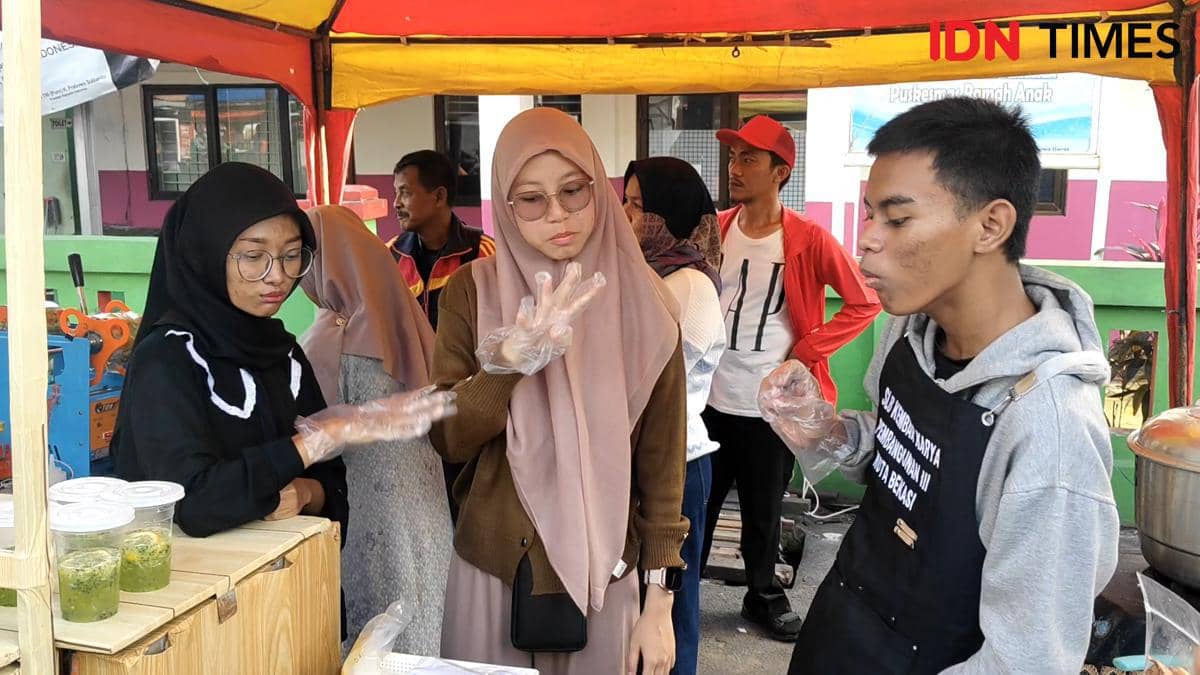 Siswa tunarungu di Bekasi berjualan takjil. (IDN Times/Imam Faishal) 