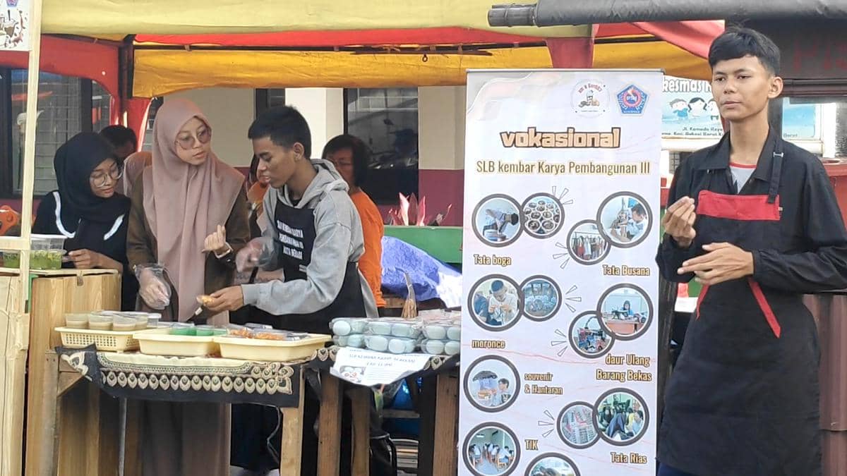 Siswa tunarungu di Bekasi berjualan takjil. (IDN Times/Imam Faishal) 