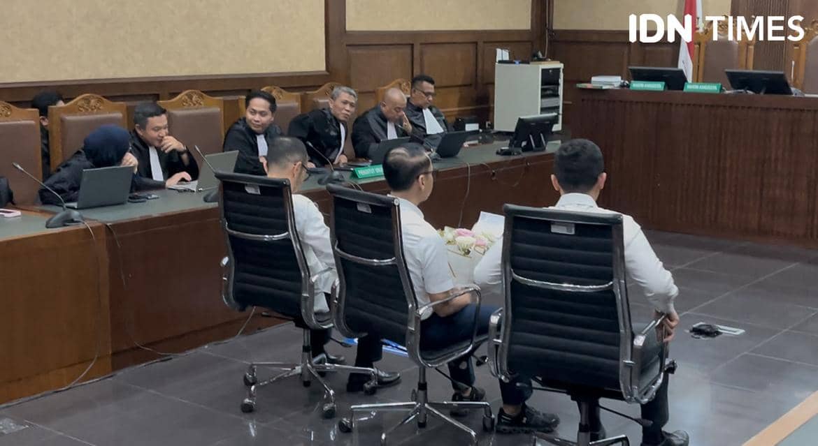 3 Buket Bunga untuk 3 Terdakwa Korupsi Tata Kelola Minyak