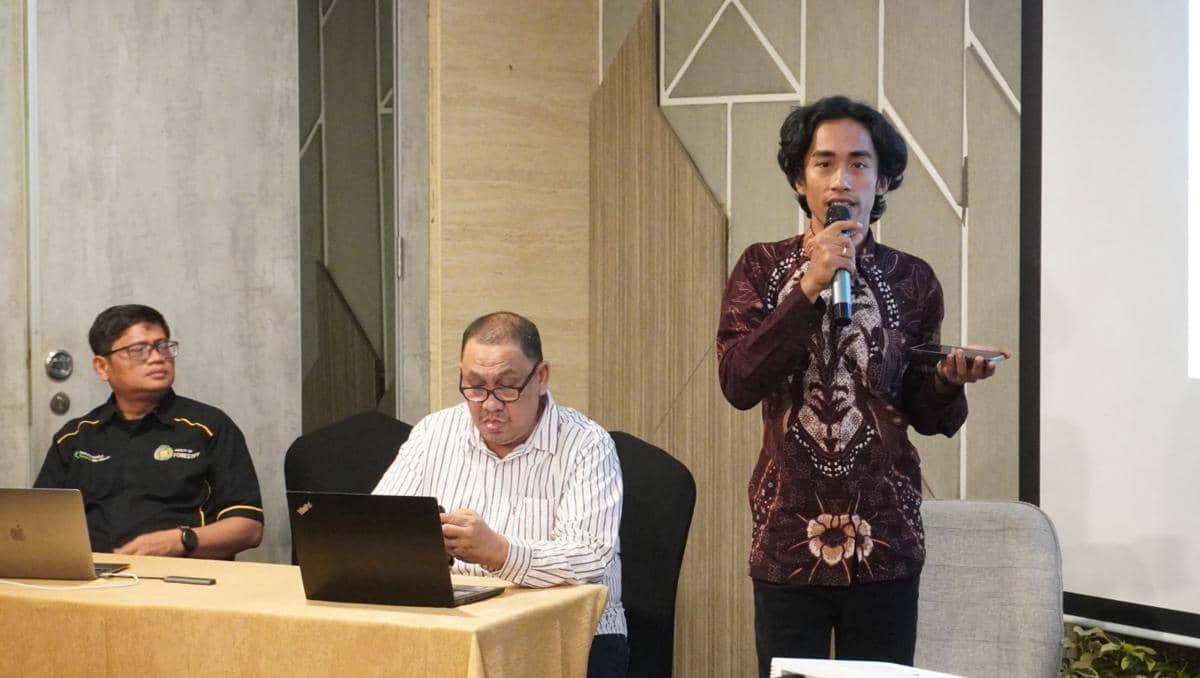 Direktur Walhi Sumut, Rianda Purba berbicara pada Diskusi Penataan Ruang Sumut Khususnya Ekosistem Batangtoru Berbasis Mitigasi Bencana dan Berkelanjutan” yang digelar Forum Kehutanan Daerah (FKD) Sumut, Rabu (25/2/2026) (dok FKD Sumut)