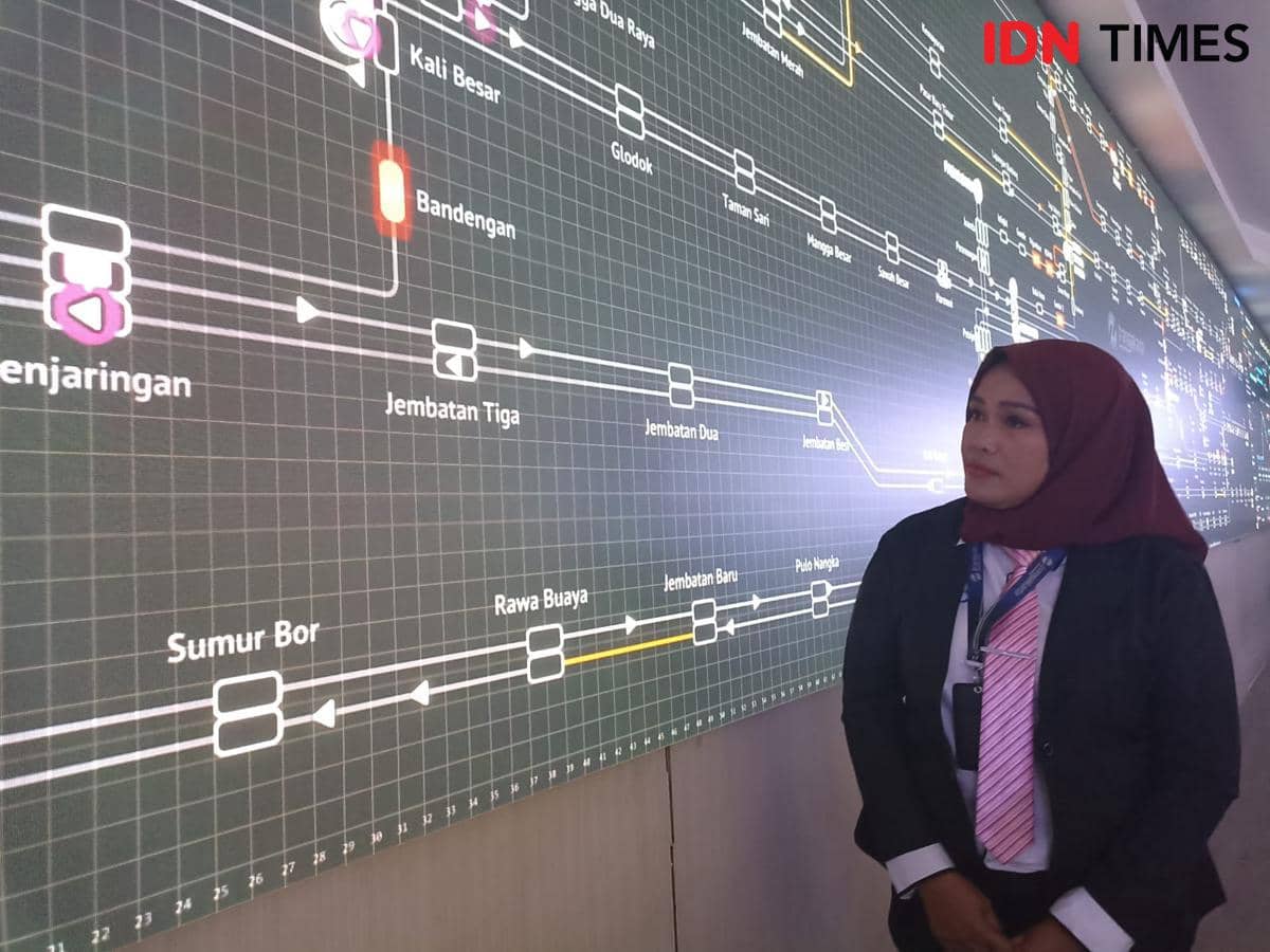 Pramudi Bus Transjakarta Endang Moeryanti. 