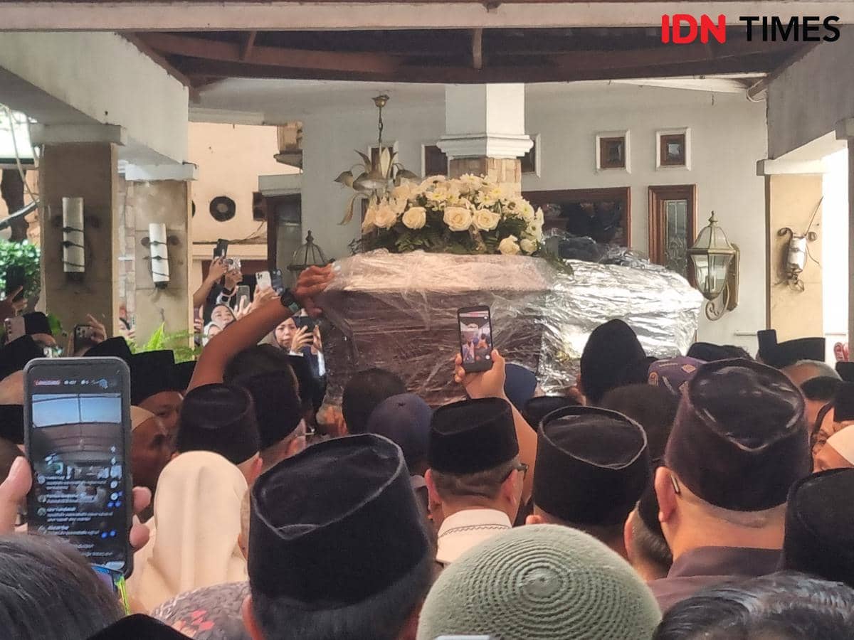 Jenazah Alex Noerdin Tiba Dirumah Duka Palembang