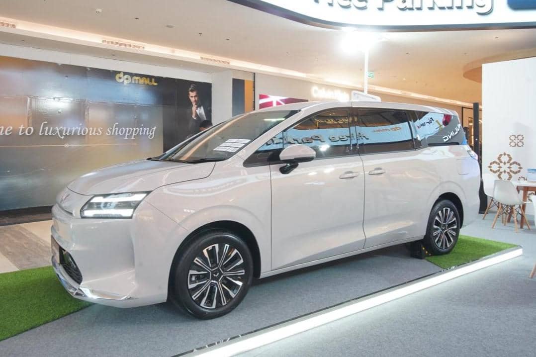 Darion merupakan MPV pertama di Indonesia yang hadir dalam dua varian elektrifikasi, EV dan PHEV..jpeg