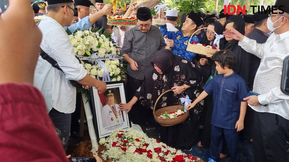 Pemakaman Gubernur Sumsel 2008-2018 Alex Noerdin di Pemakaman Keluarga Kebun Bunga Palembang