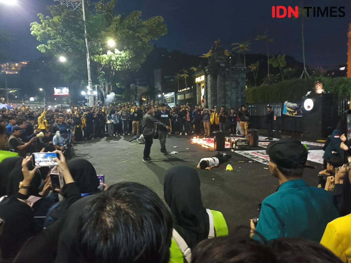 Mahasiswa Semarang Aksi Teatrikal Dipukuli Aparat di Mapolda Jateng