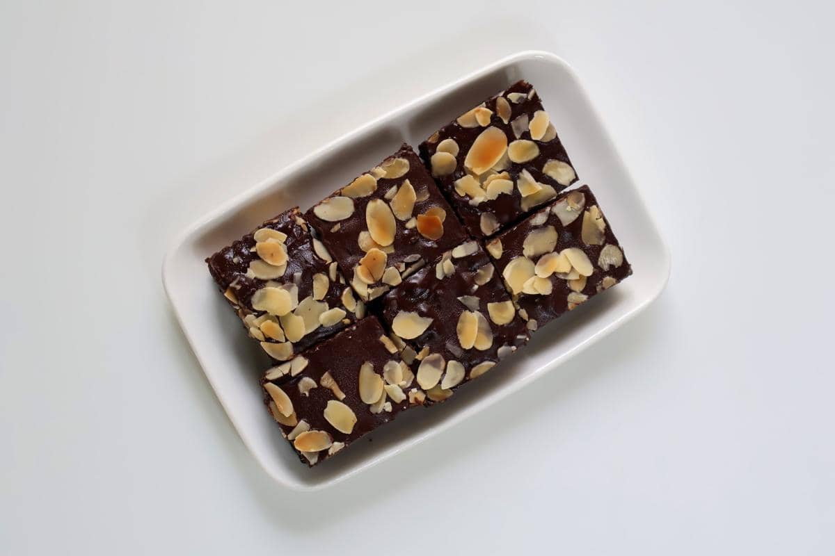 5 Tips Membuat Brownies Almond Slice yang Fudgy dan Crunchy