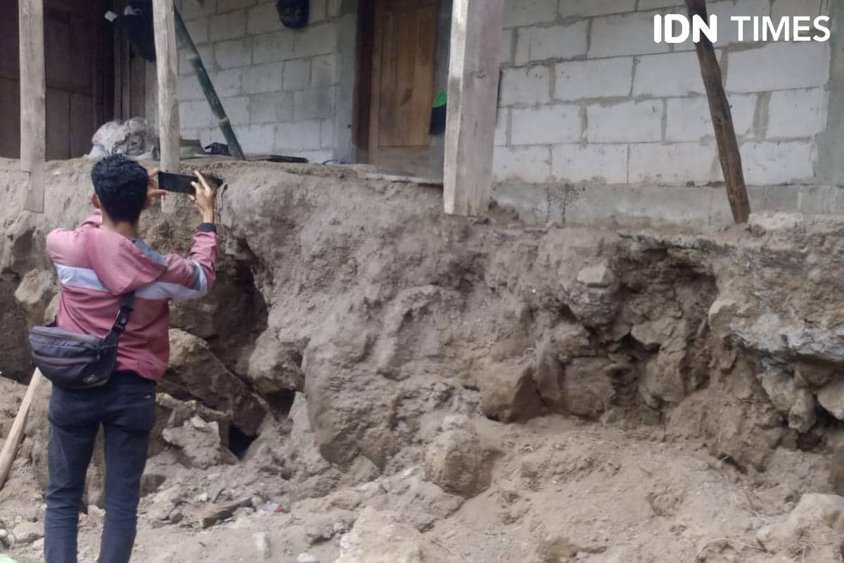 tanah retak yang berujung longsor terjadi di Desa Sumberbendo, Kecamatan Saradan, Kabupaten Madiun