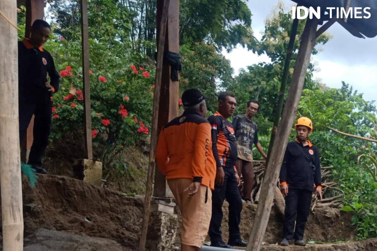 tanah retak yang berujung longsor terjadi di Desa Sumberbendo, Kecamatan Saradan, Kabupaten Madiun