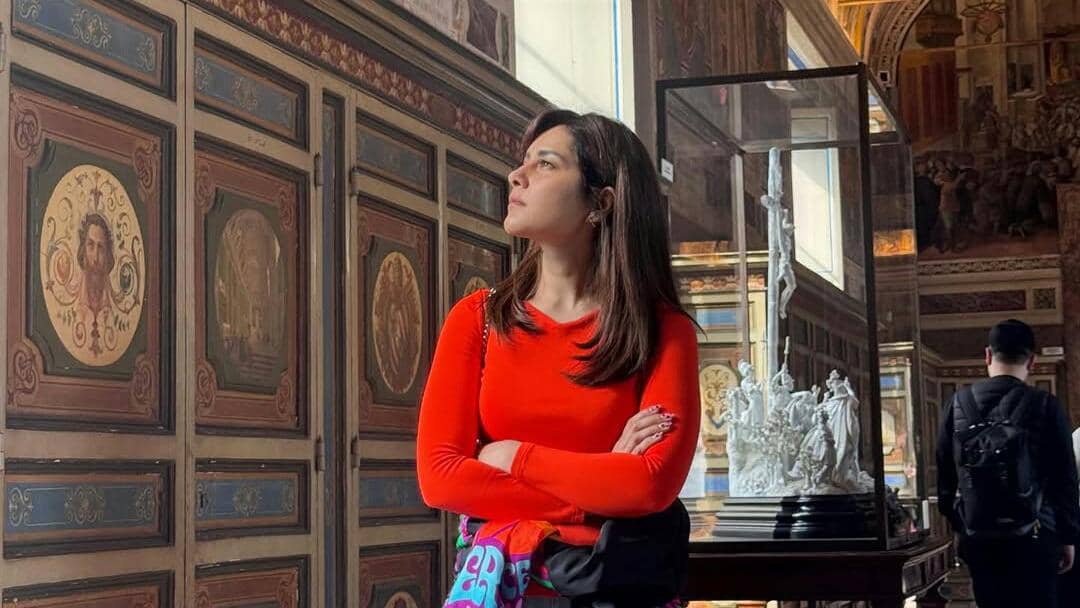 9 Potret Raashii Khanna Liburan di Roma, Seru Bareng Ortu