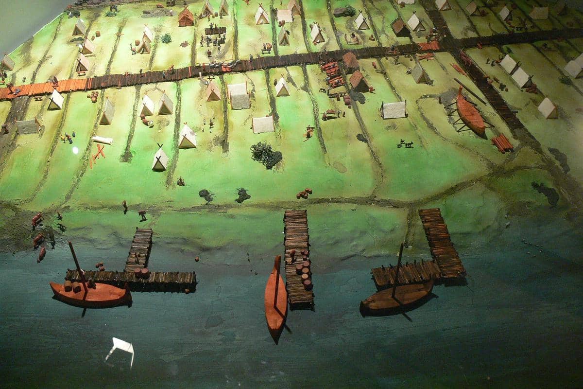 Ilustrasi pelayaran dan rumah penduduk zaman viking