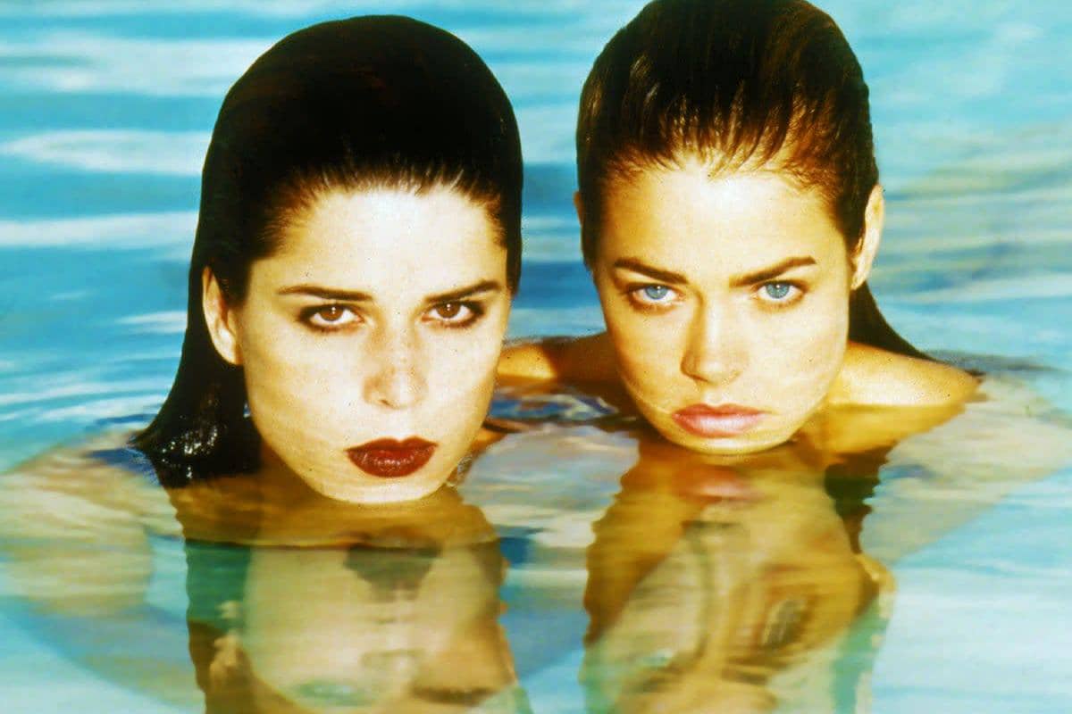 Neve Campbell dan Denise Richards dalam film Wild Things