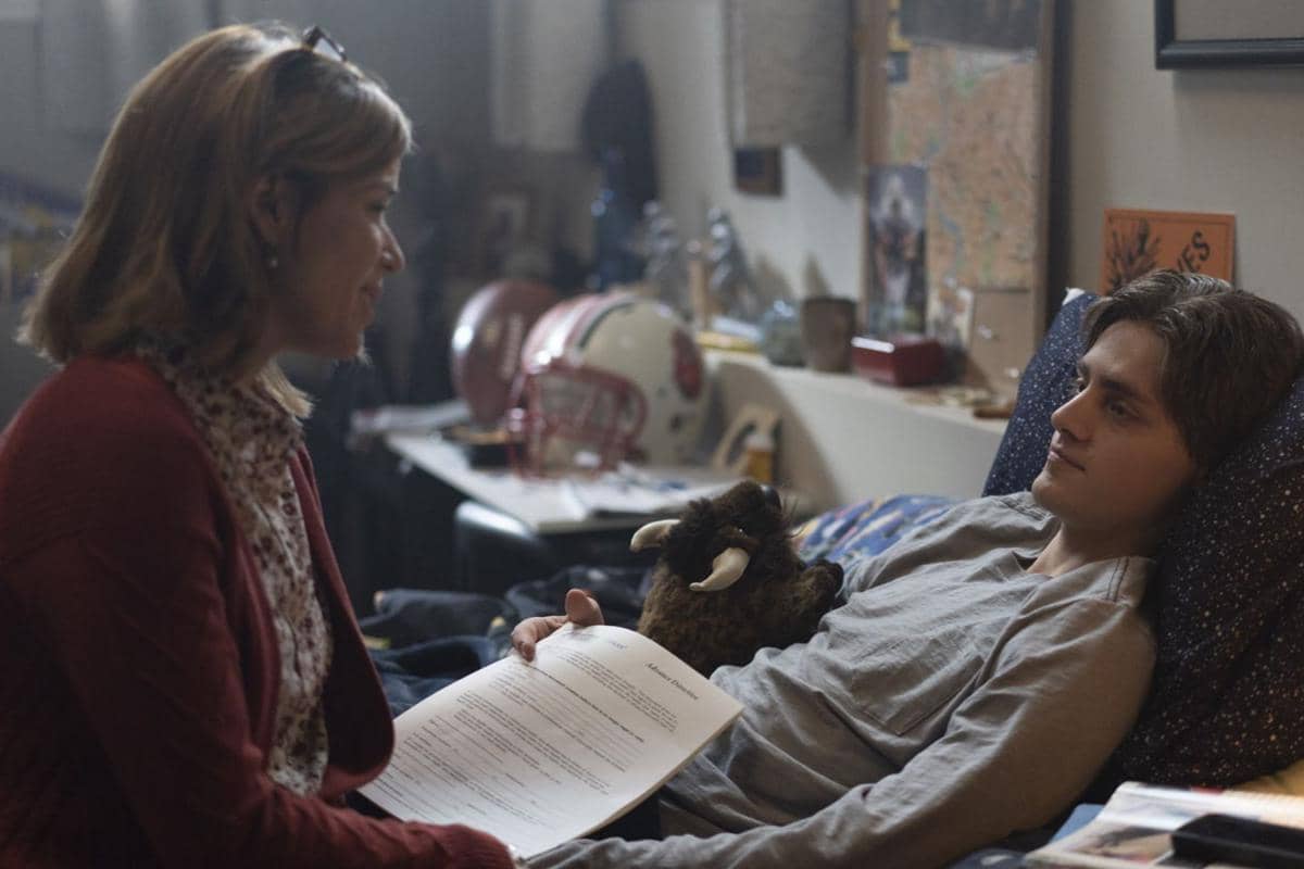 Neve Campbell (kiri) dalam film Clouds