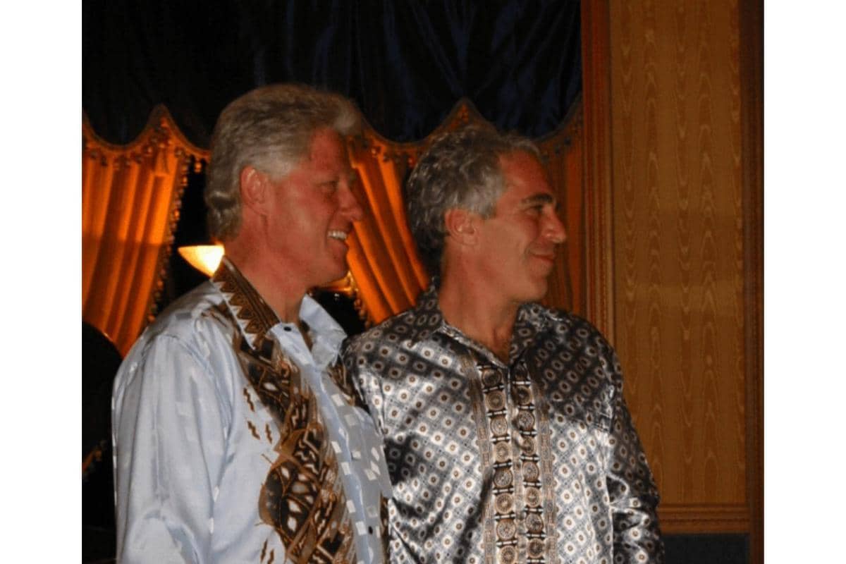 Mantan Presiden AS Bill Clinton berdiri bersama Jeffrey Epstein dalam sebuah gambar yang dirilis oleh Departemen Kehakiman AS pada 19 Desember 2025, sebagai bagian dari penyelidikan terhadap mendiang terpidana pelaku kejahatan seksual tersebut.