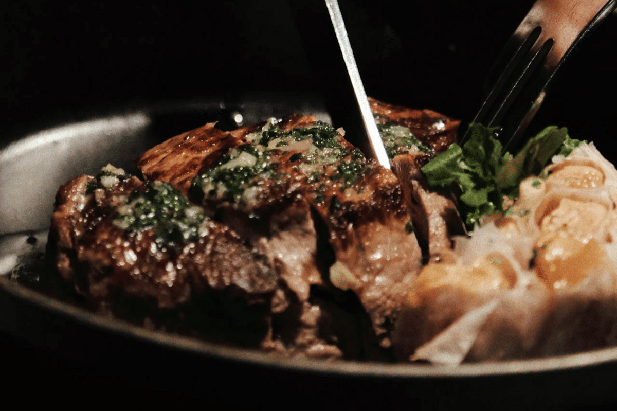 ilustrasi steak ribeye saus bordelaise