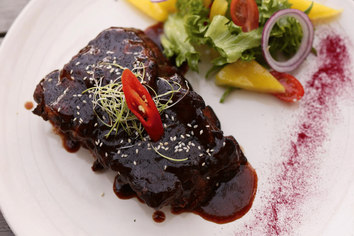 Resep Steak Ribeye, Lengkap dengan Saus Bordelaise!