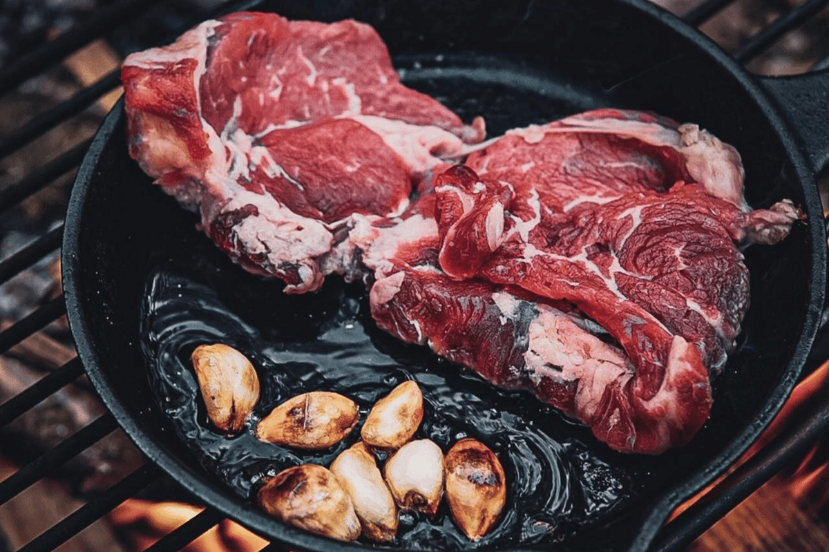 ilustrasi memasak steak