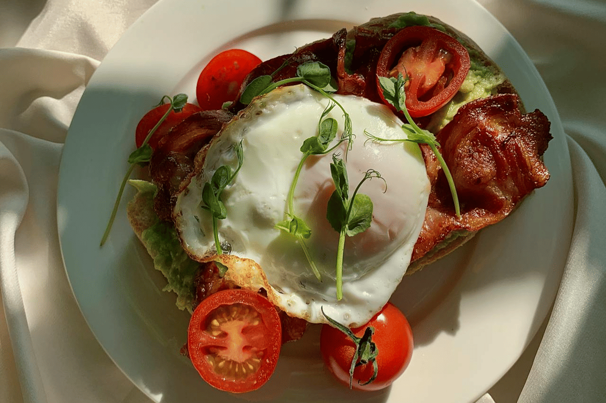 Resep Telur Goreng Renyah dengan Feta di Atas Roti Panggang