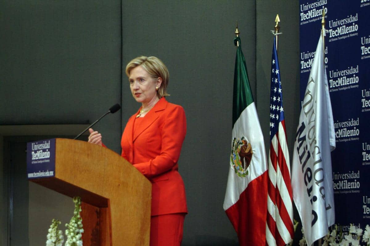 Menteri Luar Negeri AS Hillary Rodham Clinton menjawab pertanyaan mahasiswa di Universidad Tecmilenio, Kampus Las Torres, di Monterrey, Nuevo León, Meksiko. Tanggal 26 Maret 2009