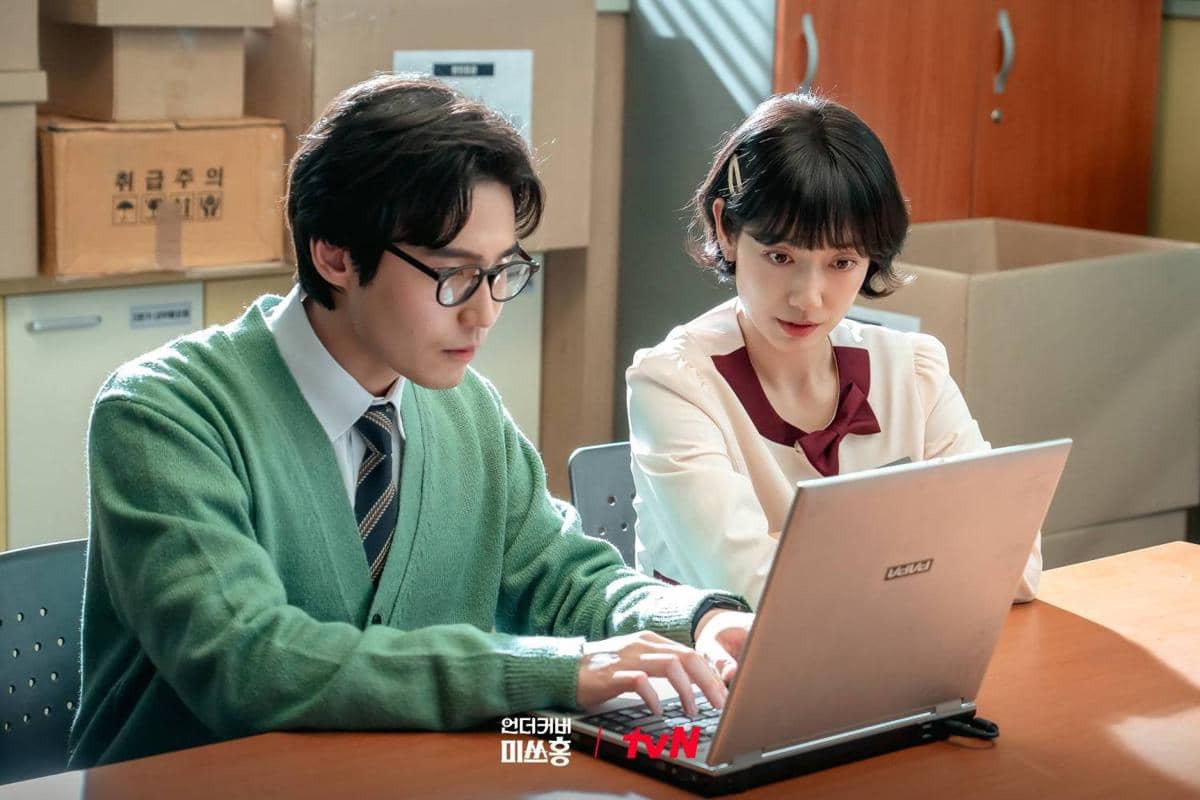 Cuplikan drama Korea Undercover Miss Hong 