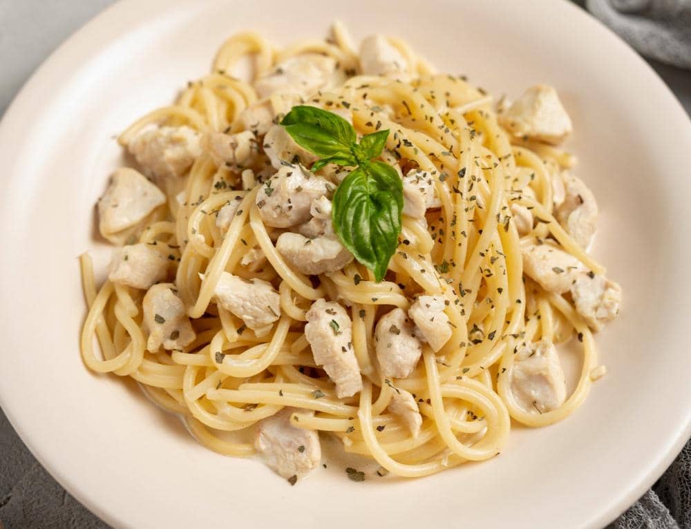 ilustrasi pasta dengan dada ayam