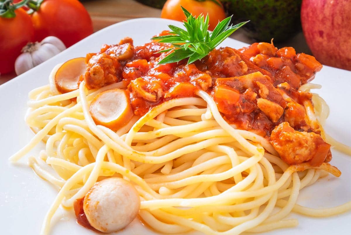 ilustrasi pasta dengan sarden