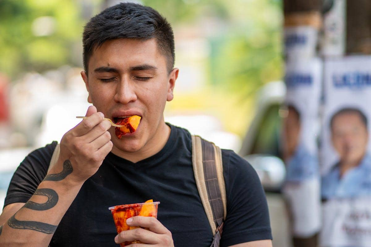 ilustrasi makan makanan pedas