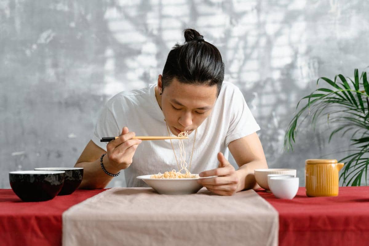 ilustrasi pria makan