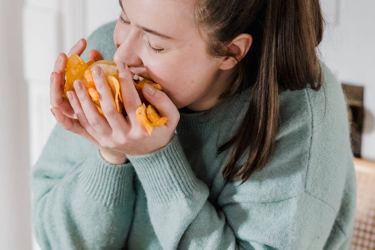 ilustrasi makan terlalu banyak
