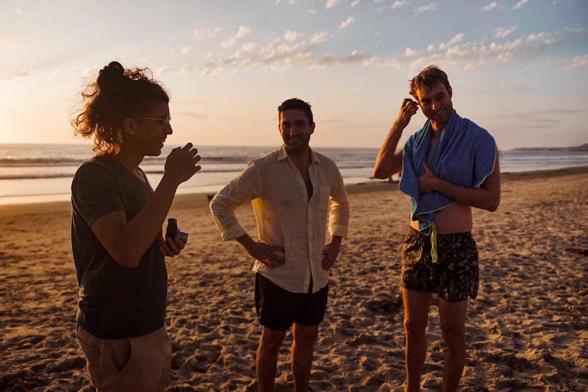 ilustrasi cowok di pantai 