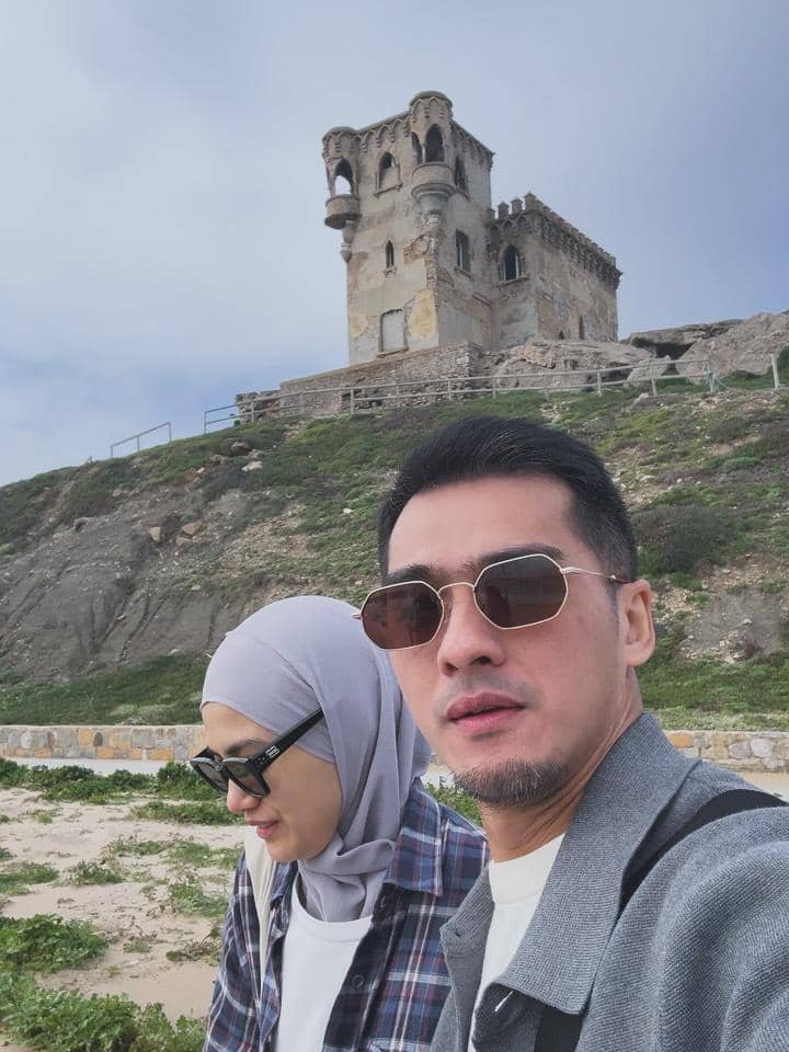 Ricky Harun dan Herfiza jalan-jalan di Kota Tarifa