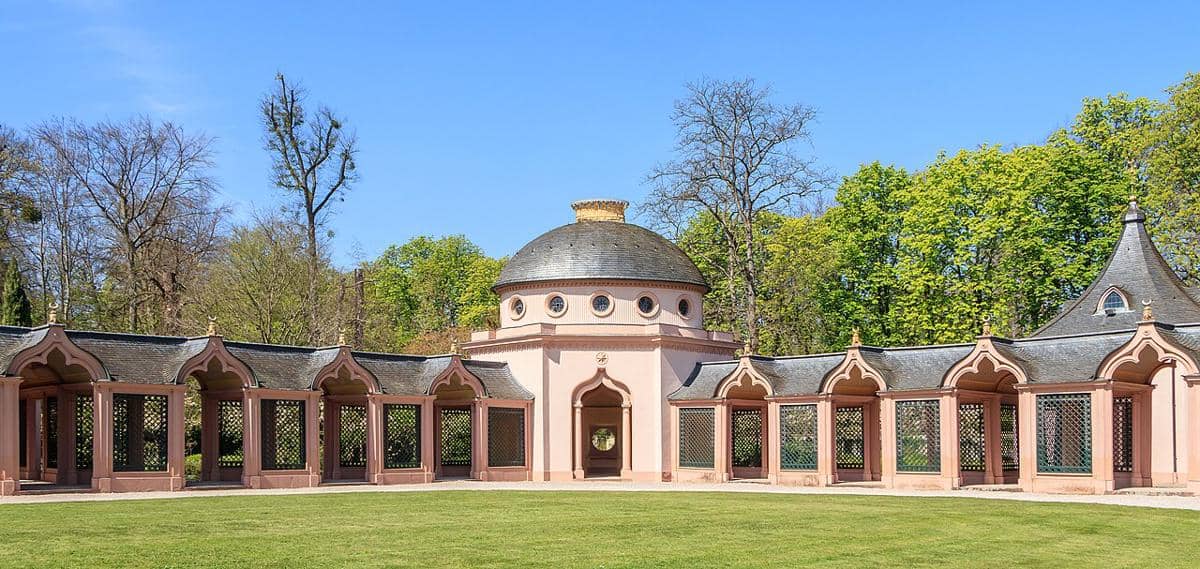 Masjid Taman Schwetzinger yang terletak di dalam taman Istana Schwetzingen di Baden-Württemberg, Jerman. 