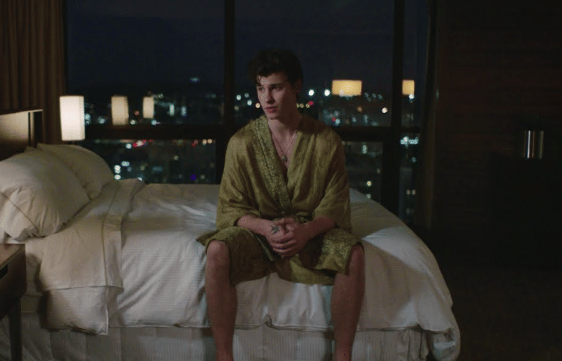 Shawn Mendes dalam video musik "Lost In Japan" 