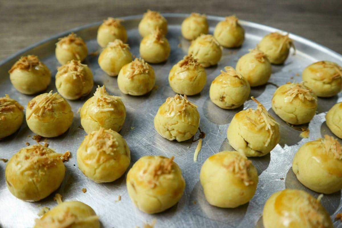 ilustrasi memanggang nastar 