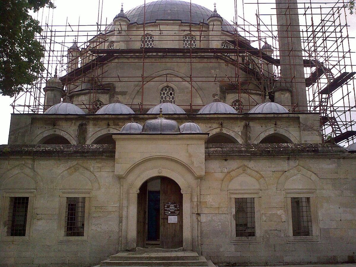Pintu masuk Masjid Tombul tampak dari depan, memperlihatkan fasad bangunan masjid dan area di sekitarnya.