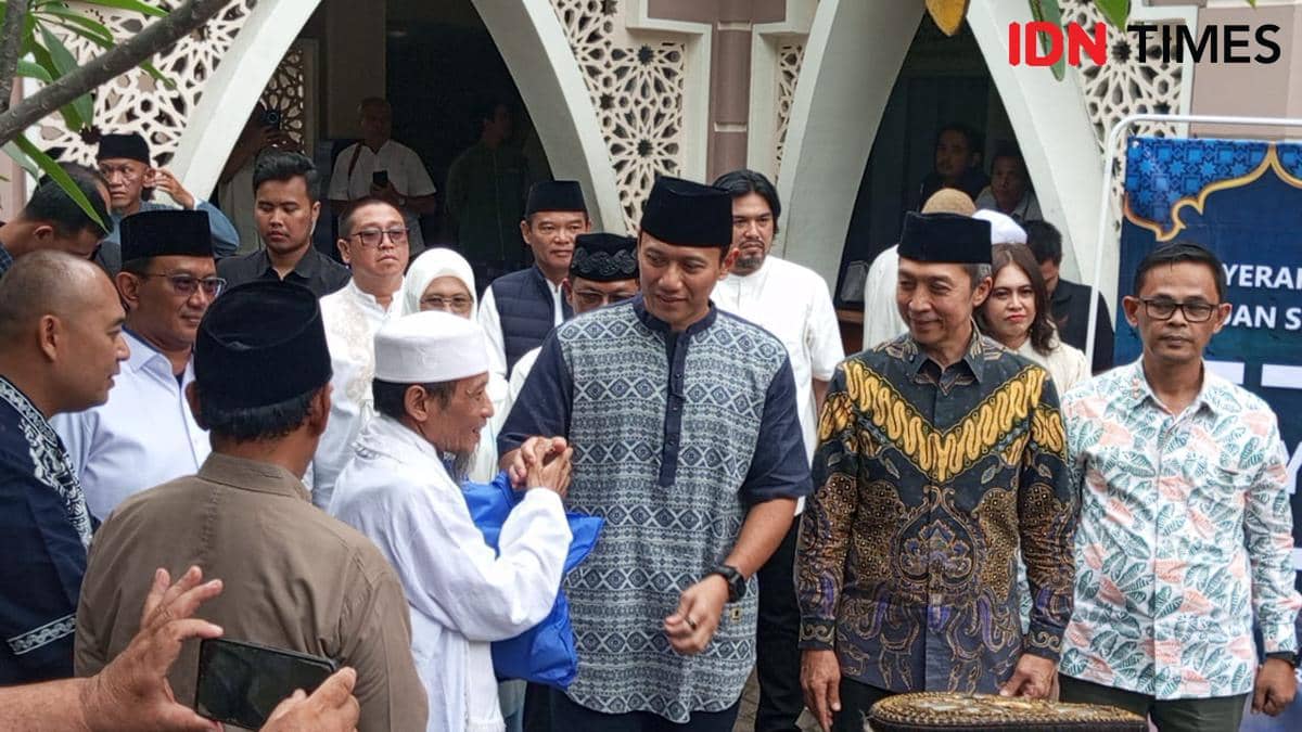 Menko AHY Ngabuburit di Bogor, Naik Vespa hingga Main Basket di Sempur