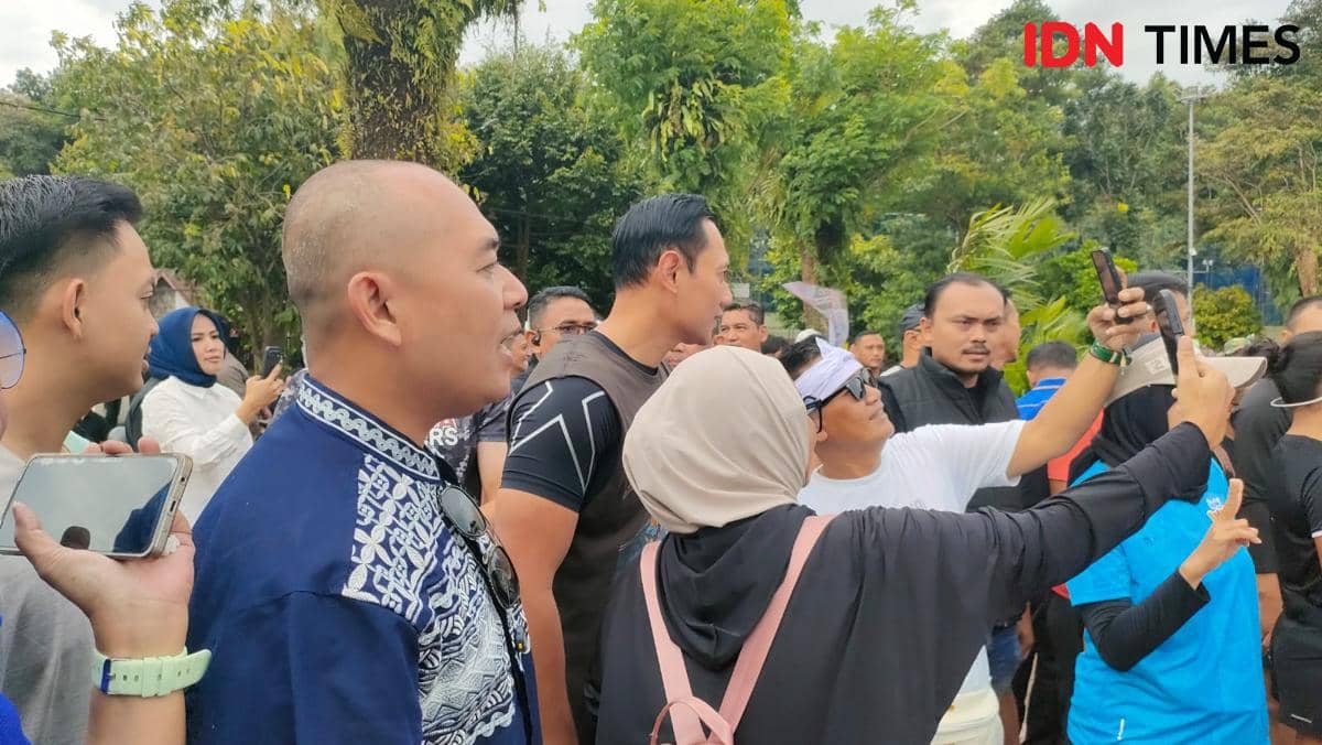 Menko AHY Ngabuburit di Bogor, Naik Vespa hingga Main Basket di Sempur