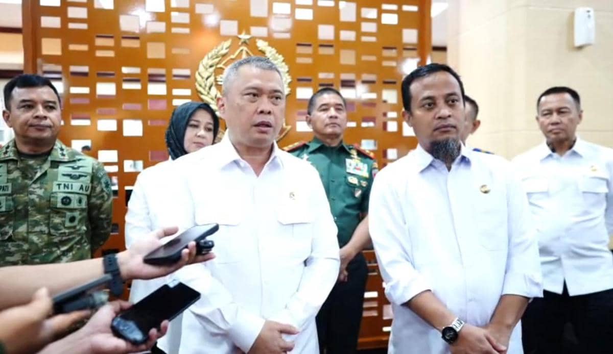 Menteri Perhubungan Dudy Purwagandhi usai memimpin rapat koordinasi angkutan Lebaran 2026 bersama Gubernur Sulawesi Selatan Andi Sudirman Sulaiman di Makassar, Jumat (27/2/2026). (IDN Times/Istimewa)