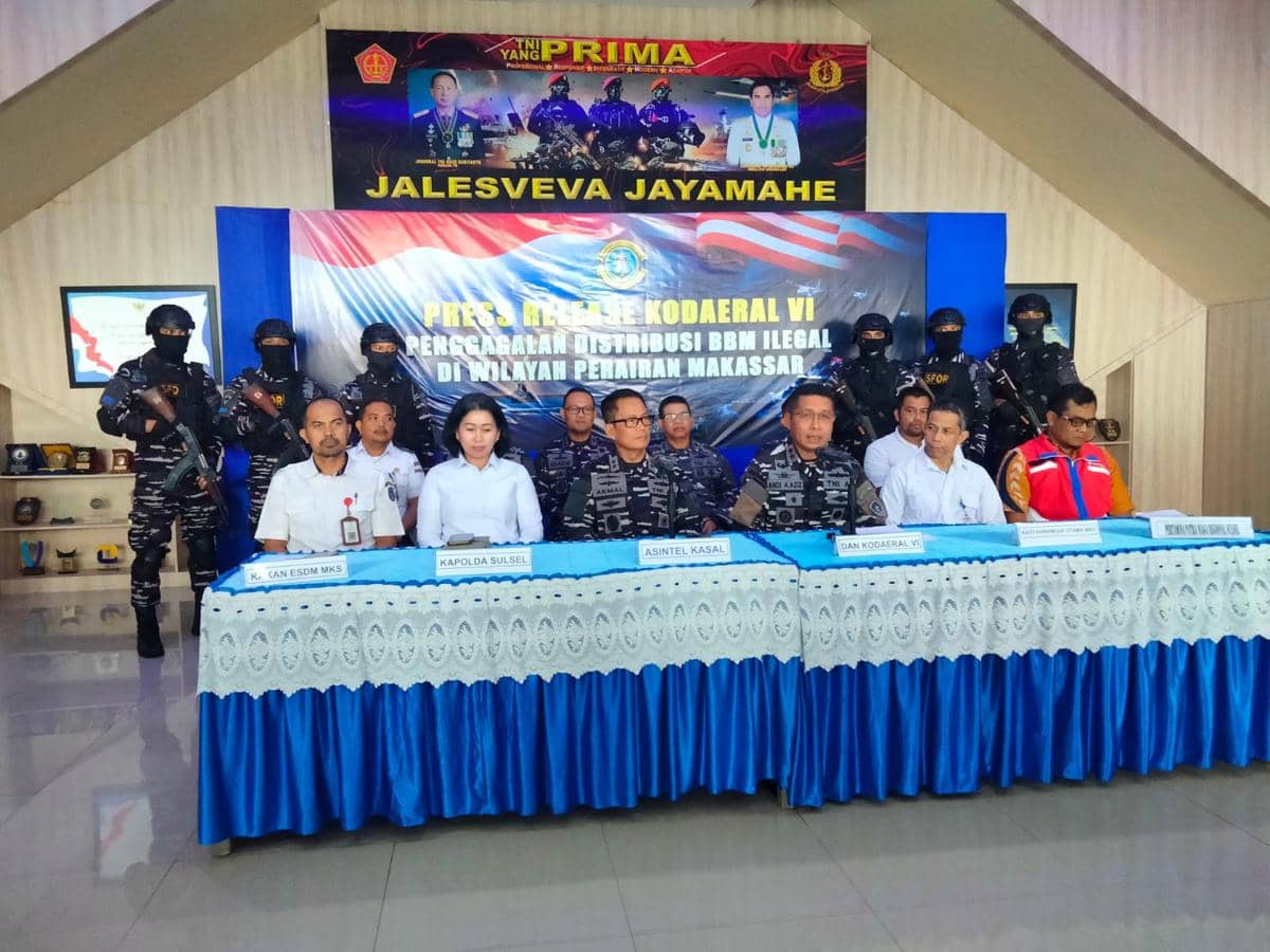 Komando Daerah Angkatan Laut (Kodaeral) VI Makassar menyita dua kapal Self Propelled Oil Barge (SPOB) bersama tujuh truk tangki pengangkut bahan bakar minyak (BBM), yang diduga ilegal, Rabu (25/2/2026). Dok. Komando Daerah Angkatan Laut (Kodaeral) VI Makassar