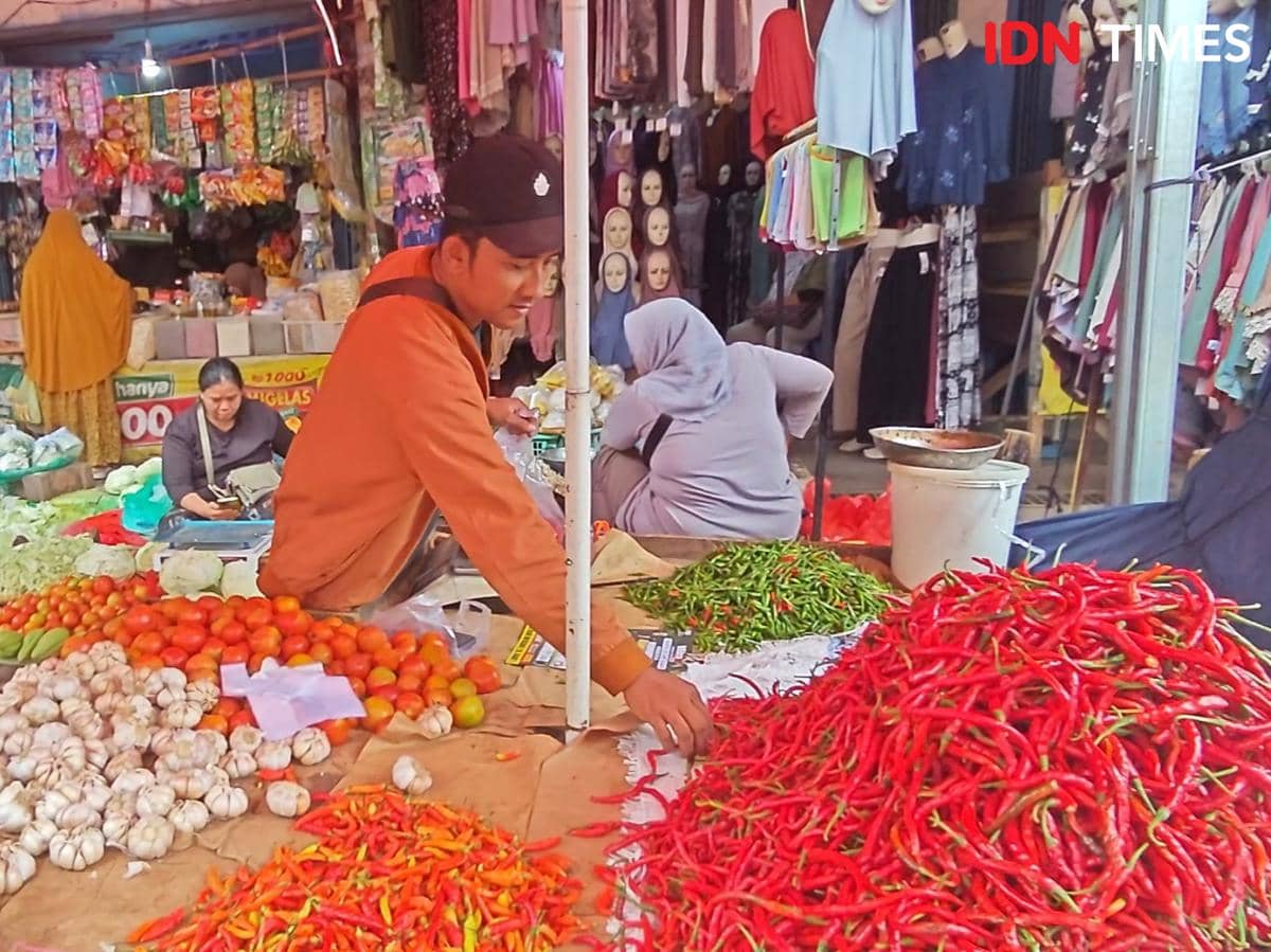 Aktivitas Pasar Pasir Gintung, Bandar Lampung, Jumat (27/2/2026).