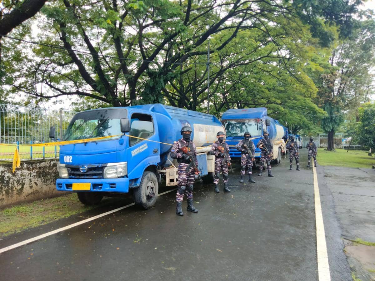 Komando Daerah Angkatan Laut (Kodaeral) VI Makassar menyita dua kapal Self Propelled Oil Barge (SPOB) bersama tujuh truk tangki pengangkut bahan bakar minyak (BBM), yang diduga ilegal, Rabu (25/2/2026). Dok. Komando Daerah Angkatan Laut (Kodaeral) VI Makassar