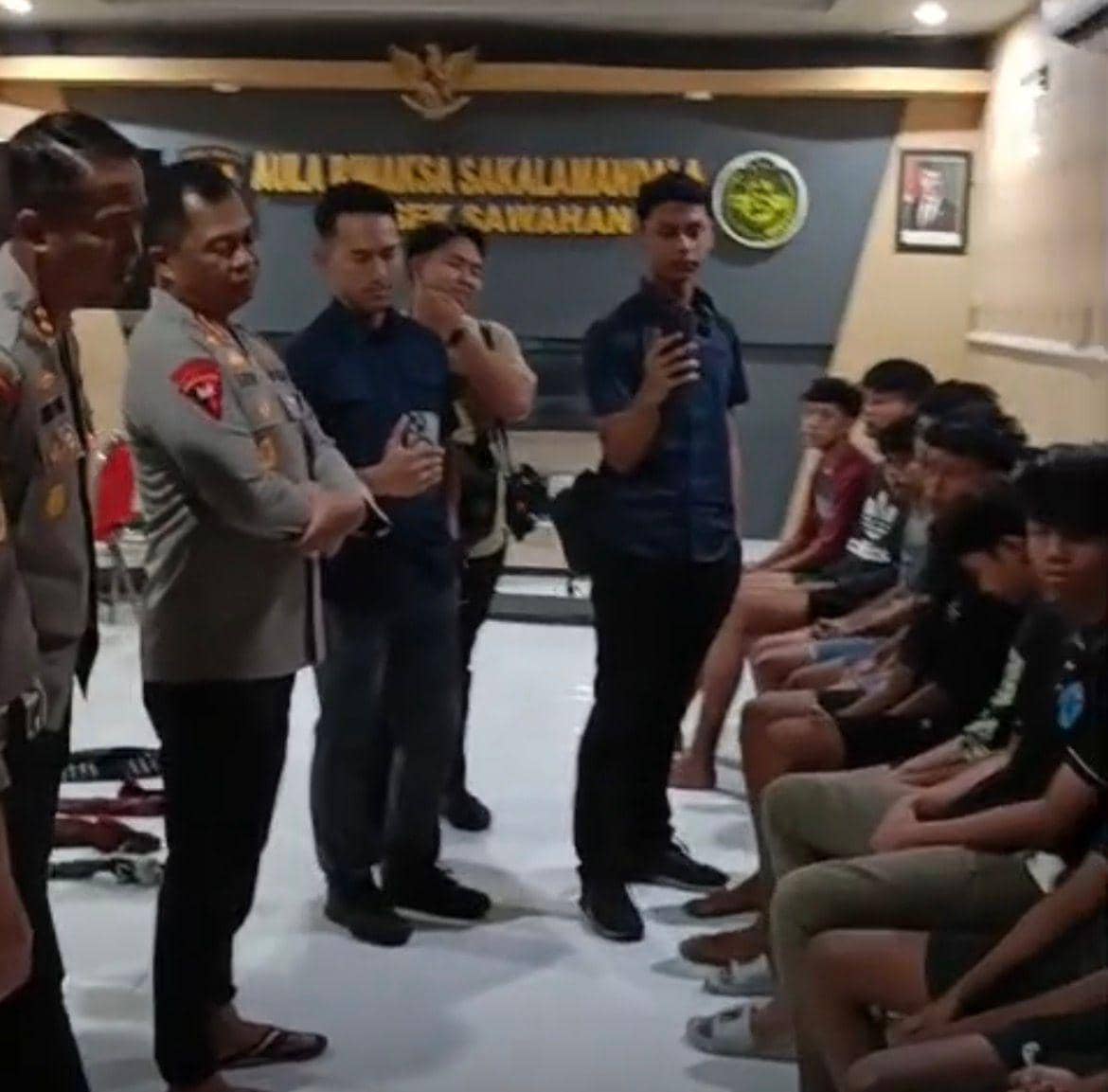 Perang Sarung  Bawa Sajam, Polrestabes Surabaya Bekuk 16 Pemuda