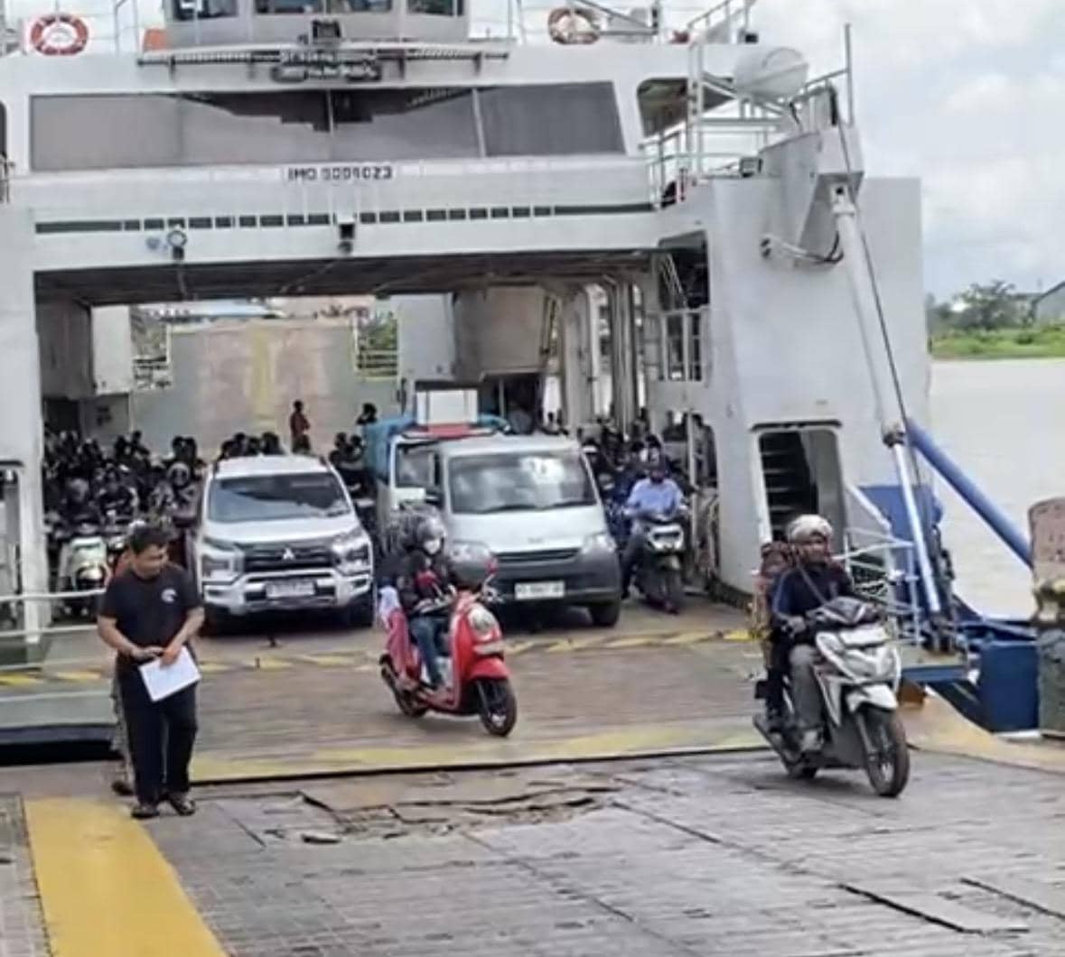 Warga menggunakan fasilitas kapal feri penyeberangan. 