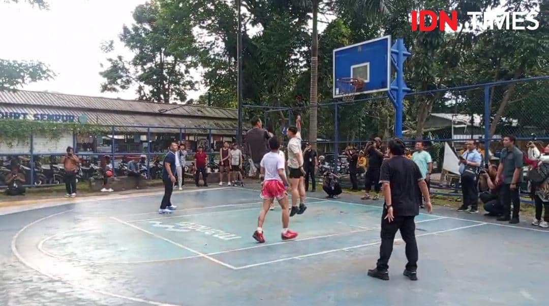 Menko AHY Ngabuburit di Bogor, Naik Vespa hingga Main Basket di Sempur