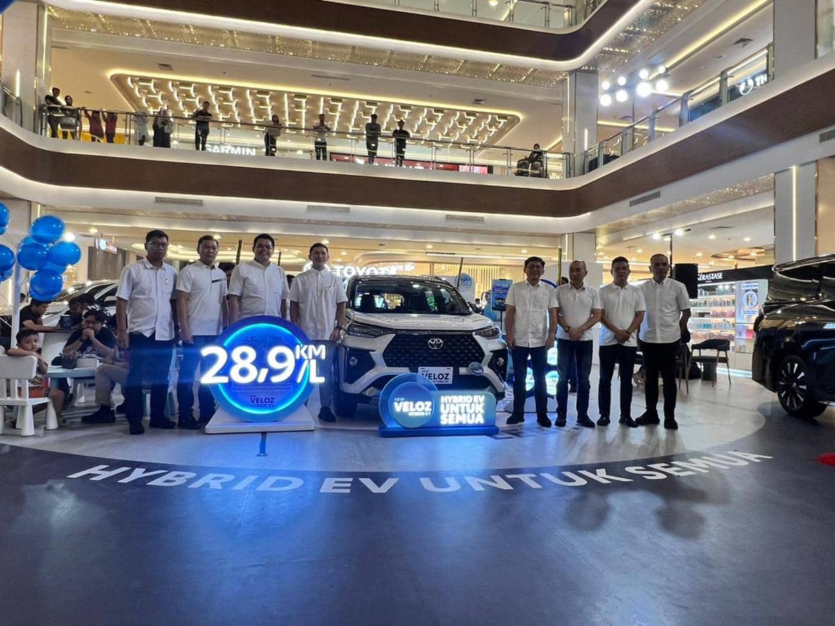Pameran New Veloz Hybrid di pameran Palembang Indah Mall (PIM)