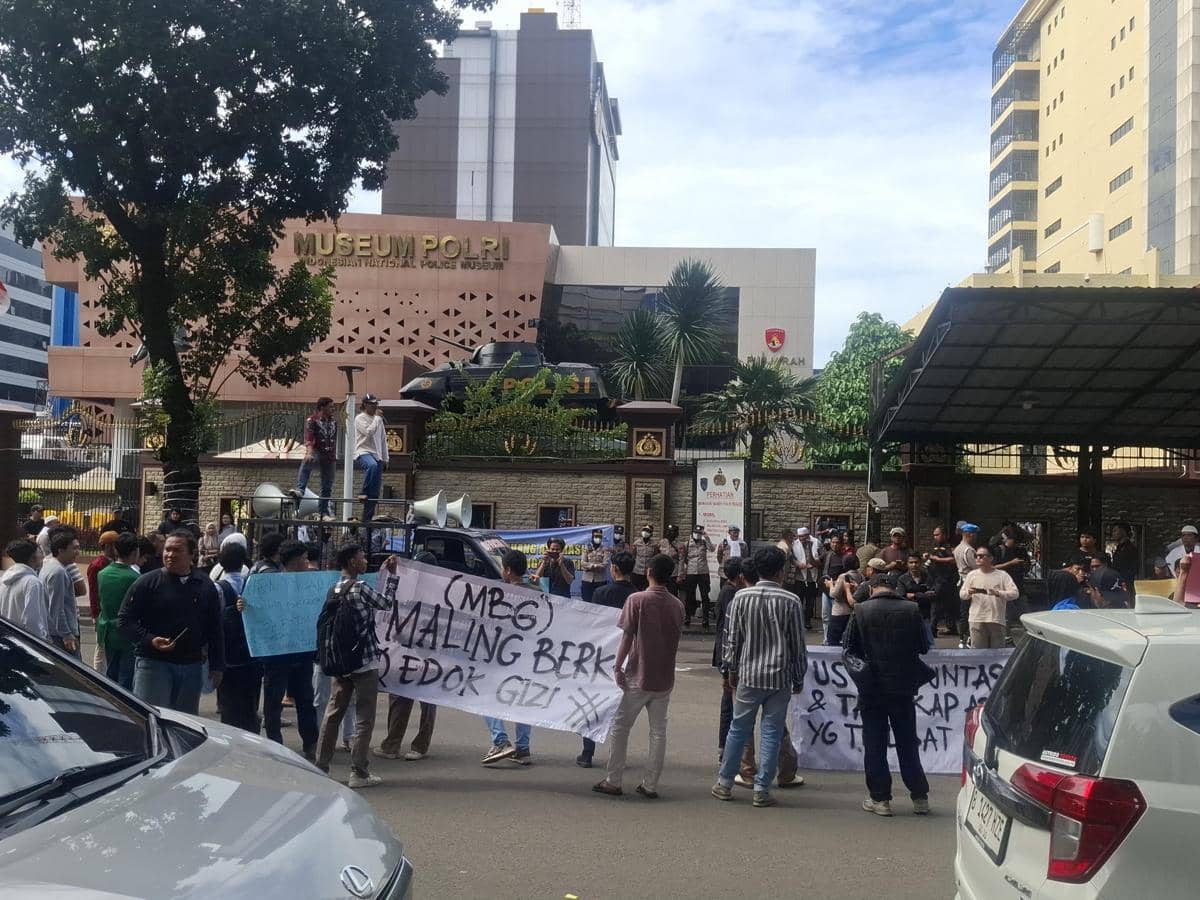 Puluhan Mahasiswa Geruduk Mabes Polri, Teriak Hentikan Program MBG