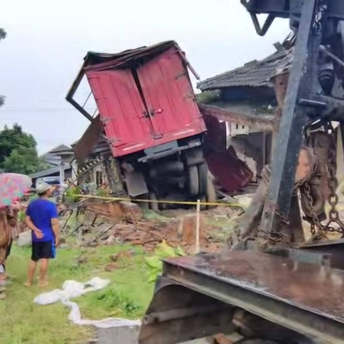 Truk Tronton Tabrak Tiga Rumah di Magelang, Sopir Tewas di Lokasi
