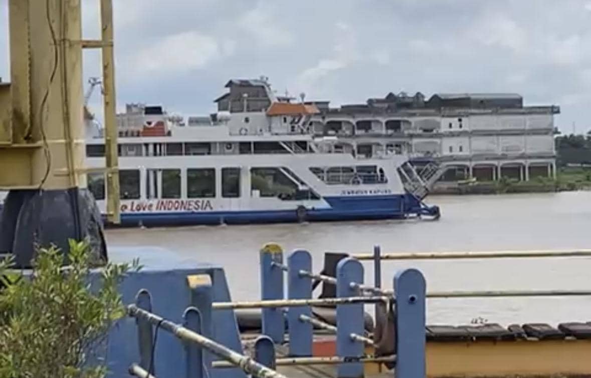 Kapal feri penyeberangan batasi pengendara. 