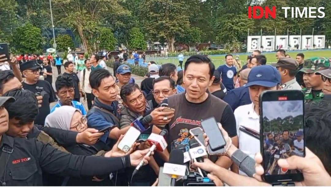 Menko AHY Ngabuburit di Bogor, Naik Vespa hingga Main Basket di Sempur